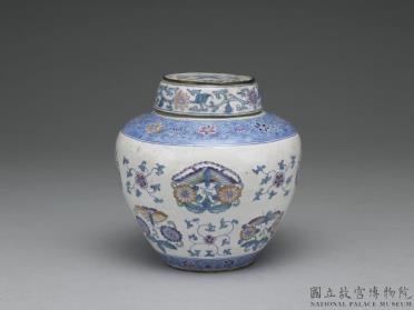 图片[2]-Copper lidded jar with flowers and butterflies decoration in painted enamels on a white glaze ground, Qing dynasty, Qianlong reign (1736-1795)-China Archive